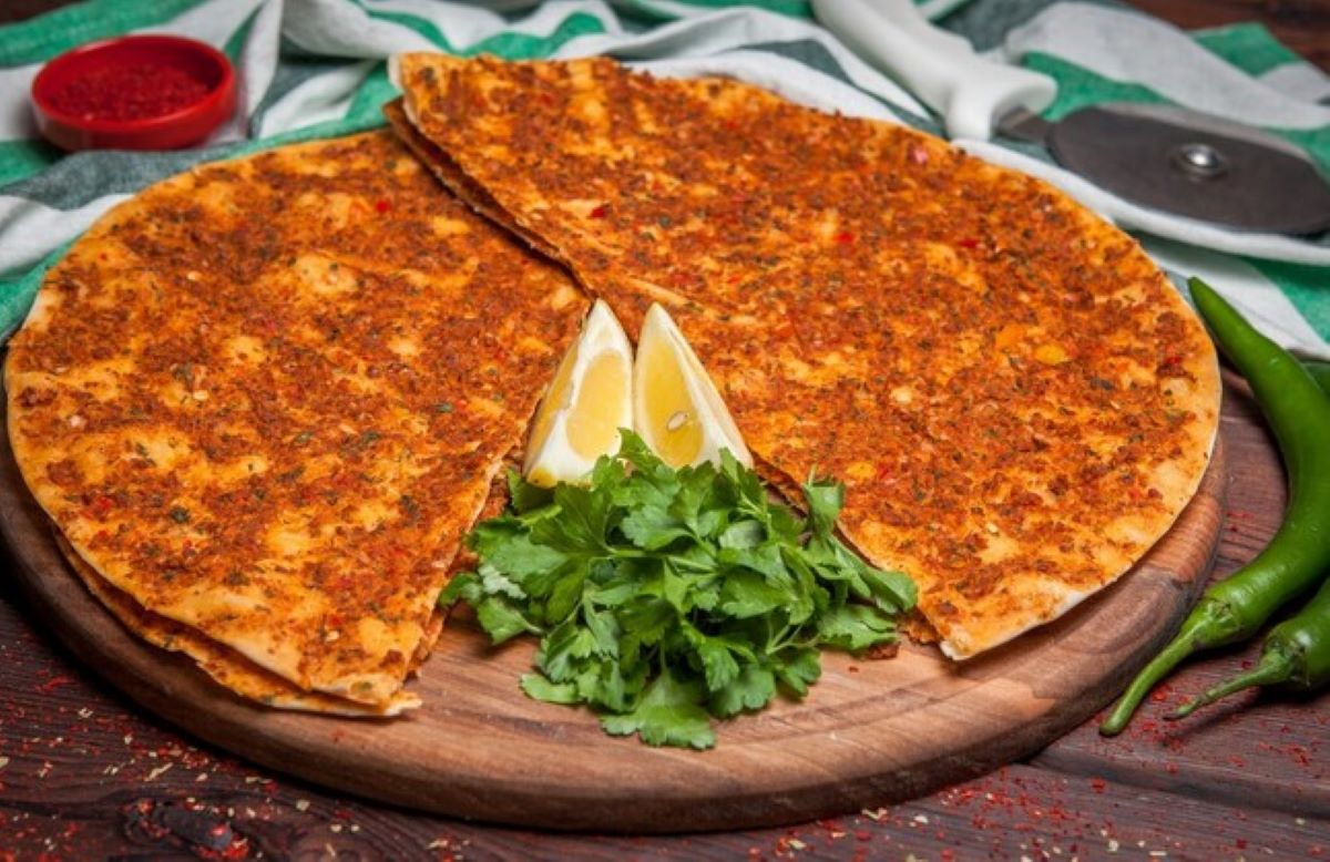 reteta turceasca asemanatoare cu pizza din aluat rapid nedospit si carne tocata condimentata