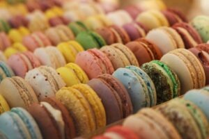 istoria cunoscutelor macaron, de la mănăstirile medievale din Europa la un desert cu identitate inconfundabila