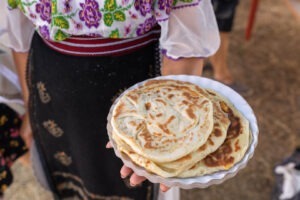 Mancare traditionala, romania, costum popular, placinte