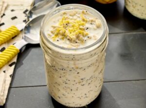 Mic dejun cu fulgi de ovăz și semințe de mac