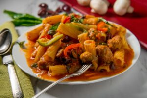 paste-alla-zingara-o-reteta-traditionala-din-zona-roma-napoli-cu-bacon-ardei-masline