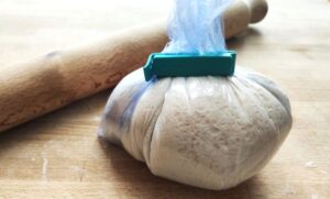 un-rest-de-aluat-dospit-vechi-poate-imbunatati-gustul-aroma-si-textura-painii-sau-blatului-de-pizza-daniel-ion-casa-del-pan-e-una-dintre-cele-mai-vechi-metode-folosite-d