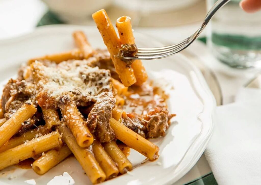 paste alla genovese, o reteta napolitana in care carnea din sos devine felul principal