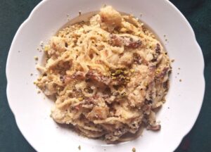 spaghetti-cu-bacon-si-crema-de-conopida-o-reteta-de-toamna-gustoasa-echilibrata-rapida