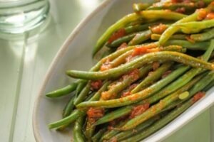 fasole cu sos de rosii si usturoi