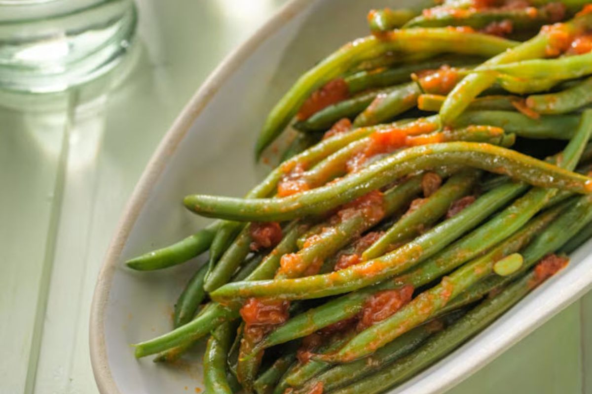 fasole cu sos de rosii si usturoi