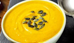 Supă de dovleci, una dintre aromele toamnei, alături de prune și gutui